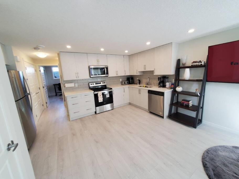 Cozy Rockland Park Unit+Parking Apartment Calgary Luaran gambar